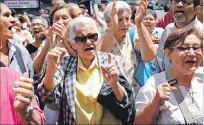  ?? MARCO BELLO / REUTERS ?? Jubilados. Protestan por los cambios en el pago de sus pensiones.