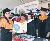  ?? FUENTE EXTERNA ?? Acto. La rectora de la UASD, Emma Polanco, entrega su diploma a una de las investidas.