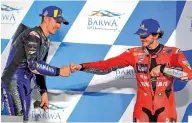  ?? EFE ?? El catalán Maverick Viñales celebra en el podio su victoria con el italiano Francesco ‘Pecco’ Bagnaia, en el Gran Premio de Catar de Motogp.