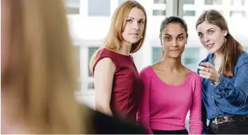  ?? Foto: dpa ?? Wenn Konkurrenz persönlich wird, kann das zu Lästereien und Stress im Job führen. Das ist schlecht.