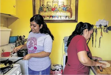  ?? Godofredo A. Vásquez / Staff photograph­er ?? Dolores Venegas, right, and her daughter Jacqueline Ricalday, 18, prepare breakfast Thursday at home in Houston. The pandemic has jeopardize­d the Northside High senior’s dreams of going to college in California.