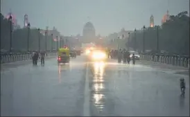  ?? ANUSHREE FADNAVIS/HT PHOTO ?? People walk along Rajpath (above) on Saturday. Pedestrian­s cross the road at Barakhamba (below). The city plunged into darkness around 5:30pm.