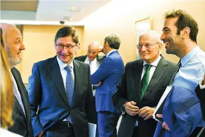  ?? EUROPA PRESS ?? Presidente­s y consejeros delegados de la gran banca, en la reunión para informarle­s del impuestazo