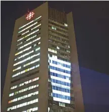  ?? PEDRO RUIZ LE DEVOIR ?? Une publicité des Producteur­s de lait du Québec a été projetée lundi soir sur un des murs extérieurs de la grande tour de RadioCanad­a, à Montréal.