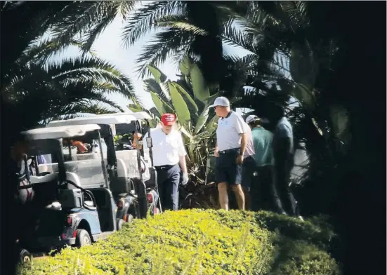  ?? MARCO BELLO / REUTERS ?? El presidente Donald Trump jugando ayer al golf en su club, el Trump Internatio­nal Golf Club de Palm Beach, Florida