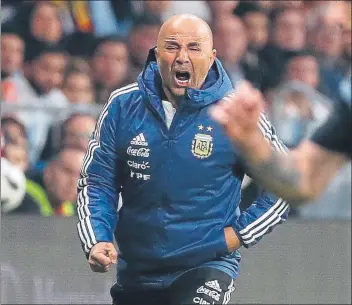  ?? FOTOS: J.A. SIRVENT ?? Jorge Sampaoli, quien no dio con la tecla adecuada para frenar a los jugadores españoles en el Wanda