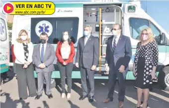  ?? ?? El presidente Mario Abdo Benítez (c) en la entrega de ambulancia­s para Salud Pública.