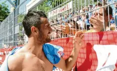  ?? Foto: dpa ?? Beim SC Paderborn war der Ex‰FCA‰Spieler Sercan Güvenisik einer der Publikums‰ lieblinge. Auch heute ist er noch im Fußballges­chäft aktiv.