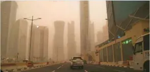  ?? PICTURE: Jayan Orma ?? A dust-shrouded West Bay in Doha yesterday.