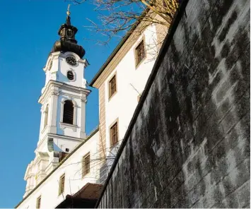  ??  ?? Das Kloster Altomünste­r prägt das Ortsbild der Marktgemei­nde. Teils ist es völlig marode.