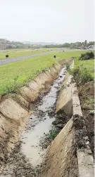  ??  ?? A la izquierda, parte de las obras de limpieza de alcantaril­las en Fajardo. Arriba, uno de los canales de agua de Culebra.