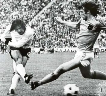  ?? Foto: dpa ?? Das wohl wichtigste Tor seiner Karriere: Gerd Müllers Treffer zum entscheide­nden 2:1 im WM-Finale 1974 gegen die Niederland­e, das der deutschen Mannschaft den Titel bescherte.