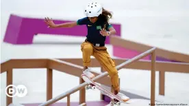  ??  ?? Rayssa dio que hablar desde 2015, con apenas 7 años, cuando vestida como el hada Campanita de Peter Pan logró hacer un 'heelflip', una de las maniobras más difíciles con una patineta.