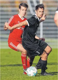  ?? FOTO: VOLKER STROHMAIER ?? Eine Punkteteil­ung gab es zwischen dem SV Ringschnai­t (rechts Florian Uetz) und der SGM Warthausen/Birkenhard (links Max Haller).