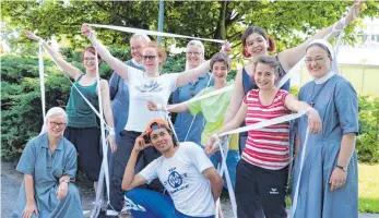  ?? FOTO: ANITA METZLER-MIKUTEIT ?? Schon Wochen vor dem Jugend-Franziskus­fest in Sießen wird fleißig organisier­t, ausprobier­t und getanzt (Mitte vorne Marcelo Cruz de Oliveira, vorne links Schwester Vera).