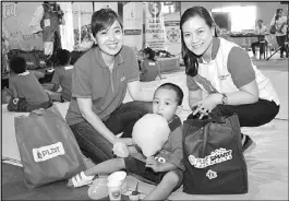  ??  ?? Shown are PLDT ComRel head Katherine Diaz De Rivera (left) and PSF president Esther Santos in this posterity shot with four-year old Rainer.