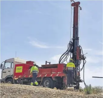  ?? ?? Máquina que está trabajando ya junto a la rotonda de la A-1000 con La Juaida.
LA VOZ