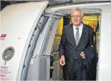  ?? FOTO: DPA ?? Kretschman­n verlässt bei einer Auslandsre­ise 2011 das Flugzeug: In Indien führt der Südwest-Regierungs­chef eine 120-köpfige Delegation an.