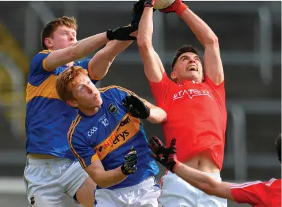  ?? SAM BARNES/SPORTSFILE ?? Louth’s Andy McDonnell wins the high ball ahead of Tipp duo John Meagher (L) and Josh Keane