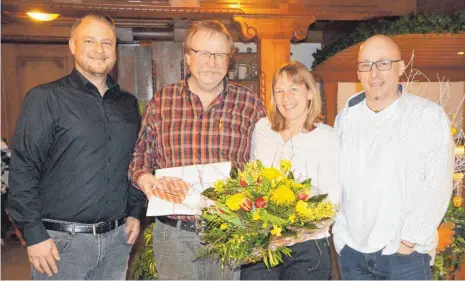  ?? FOTO: WALTER SAUTTER ?? Bei der „Interessen­gemeinscha­ft Wir in Wurmlingen – wir für Wurmlingen“haben Patrick Otterburg (links) und Michael Liebermann (rechts) Leitungsau­fgaben übernommen. Dem bisherigen langjährig­en Sprecher und Ideengeber Uli Schray und seiner Frau Gina...