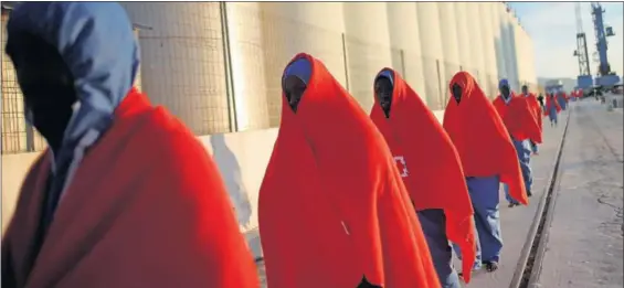  ?? / JON NAZCA (REUTERS) ?? Un grupo de migrantes llega al puerto de Málaga, ayer, tras ser rescatados en el Mediterrán­eo.