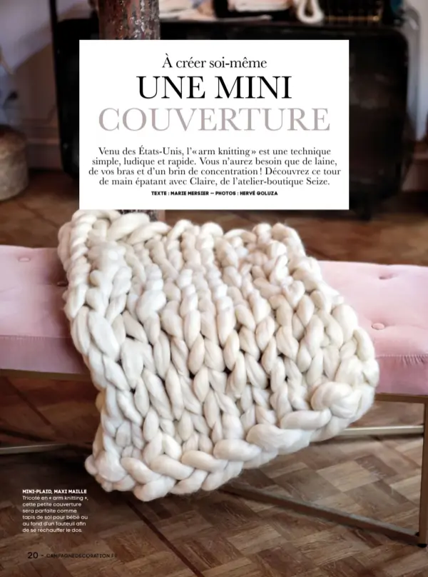  ??  ?? MINI-PLAID, MAXI MAILLE Tricoté en « arm knitting », cette petite couverture sera parfaite comme tapis de sol pour bébé ou au fond d’un fauteuil afin de se réchauffer le dos.