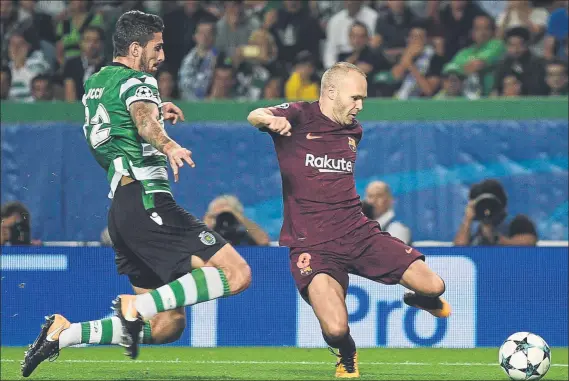  ??  ?? Andrés Iniesta está que se sale El capitán del Barça lleva más de un mes siendo titular y ante el Sporting volvió a rayar a gran nivel. El José Alvalade reconoció su talento FOTO: MANEL MONTILLA