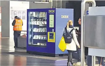 ?? 20M ?? Passanten reagieren unterschie­dlich auf den Ikea-Automaten im Zürcher Hauptbahnh­of. Video: Was alles im Verkaufsau­tomaten steckt, sehen Sie im Video auf 20minuten.ch