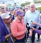  ?? F.E. ?? Abel Martínez conversa con seguidores en Constanza.