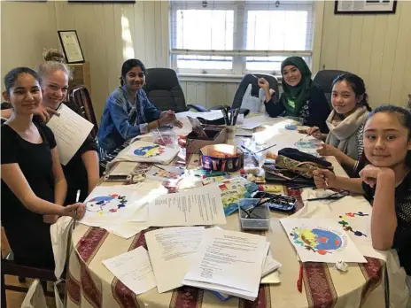  ?? Photo: Contribute­d ?? WORKING TOGETHER: Members of the Toowoomba Youth Peace Group (from left) Fatima Aria, Yentle Rangiira, Lakshmi Gandu, Rahila Abdul Hadi, Connie Qu and Mahsa Nabizada collaborat­e about ideas.