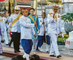  ?? Foto: Getty Images ?? Die thailändis­che Königsfami­lie bei einer religiösen Zeremonie Mitte Oktober: König Rama X. (rechts), seine Erstfrau und Königin Suthida (Mitte) sowie sein Sohn Dipang‰ korn.