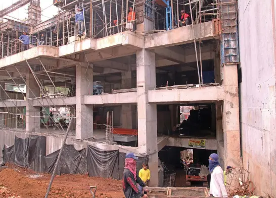  ?? Contribute­d photo ?? HARDHAT ZONE. Workers disregard safety procedures like wearing hard hat of a constructi­on site in Baguio City.