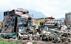  ??  ?? En la llamada “zona dorada” hay constantes robos a los trenes de Ferrosur, cometidos por personas identifica­das por los habitantes de Lázaro Cárdenas.