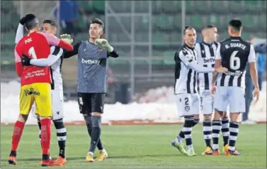  ??  ?? Pol Freixanet, en un gesto muy deportivo, felicita a Sergio León tras la tanda de penaltis.