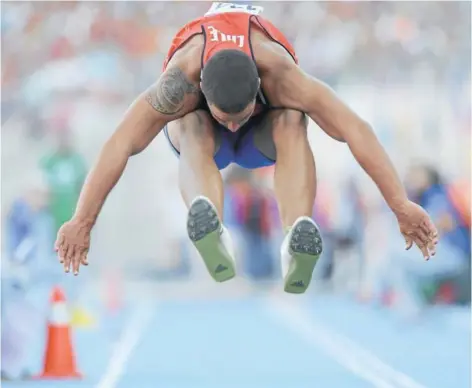  ?? FOTO: AGENCIAUNO. ?? ►► Álvaro Cortez salta en la pista atlética del Estadio Nacional.
LOS DESCARGOS DE CORTEZ