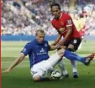  ?? FOTO PHOTO NEWS ?? Ritchie De Laet tackelt in zijn Leicesterp­eriode ManUvedett­e Falcao. “Soms houd ik met opzet in totdat een speler naast mij zit, zodat ik kan tackelen. Is dat Brits?”