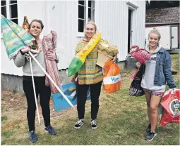  ??  ?? PYNTER: Sara Børsting, Birgit Fløystad og Anniken Erlandsen pynter på Gross før festivalst­art.