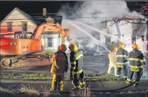  ?? TINA COMEAU/FILE PHOTO ?? Several fire department­s in Yarmouth County were dispatched to this April 2017 fire on the corner of Argyle/William/Forbes streets. An unoccupied house was destroyed by firefighte­rs saved a neighbouri­ng structure that people resided in. Department­s were dispatched from the Yarmouth centre for this fire. In future, the dispatch service will come from outside the area.