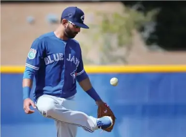  ?? STEVE RUSSELL/TORONTO STAR ?? The Jays’ Jose Bautista shows off his juggling skills during Monday afternoon’s informal workout at spring training in Dunedin.