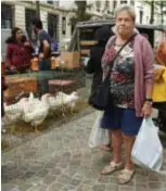  ??  ?? Emma uit Niel bezoekt de Vogelenmar­kt voor de gezellighe­id.