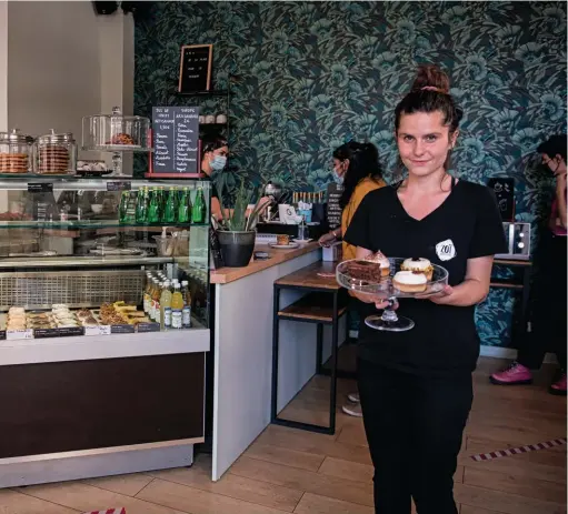  ??  ?? Après un passage réussi de deux ans et demi à La Commune, food- court situé à Lyon 7e, Louise Rogelet a décidé d’ouvrir sa propre pâtisserie sur la montée de la Grande- Côte.