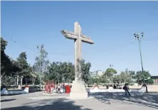  ??  ?? Habitantes de la comunidad recuerdan a los fallecidos en aquella madrugada de 1984 cada año. Esta cruz de metal se colocó en su memoria.