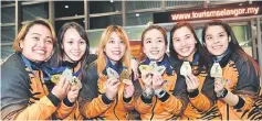  ??  ?? National bowlers (from left) Shalin Zulkifli, Syaidatul Afifah Badrul Hamidi, Siti Safiyah Amirah Abdul Rahman, Sin Li Jane, Natasha Roslan and Esther Cheah at the KLIA yesterday. — Bernama photo