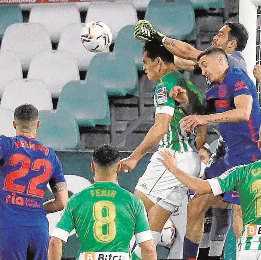  ??  ?? Claudio Bravo despeja de puños un balón en el área del Betis