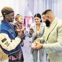  ?? INSTAGRAM ?? Papa Travis, Mama Kylie und «Onkel» Khaled mit Stormi.