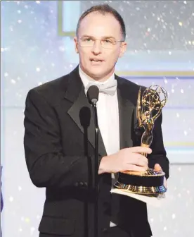  ??  ?? En imagen de 2014, el conductor Guillermo Arduino recibe un Emmy por su programa Clix ■ Foto Ap