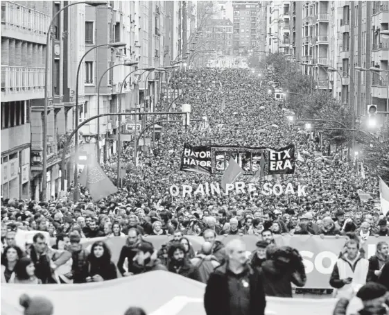  ?? Foto: Oskar González ?? Algunas de las más céntricas calles de Bilbao, como Autonomía, se llenaron de manifestan­tes ayer por la tarde.