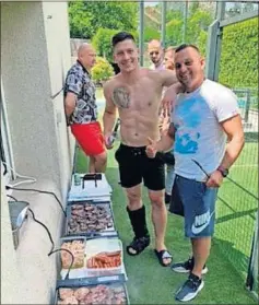  ??  ?? Jovic posa junto a un amigo en la foto que colgó ayer en Instagram.