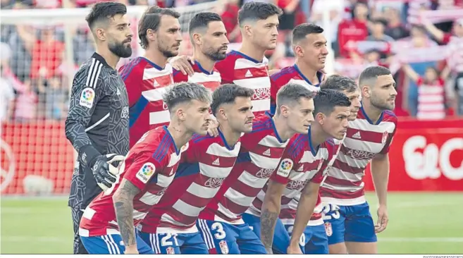  ?? PHOTOGRAPH­ERSSPORTS ?? Once inicial del Granada CF en el pasado partido contra el Lugo.