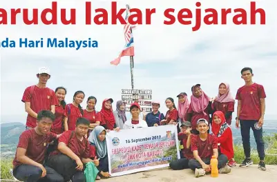  ??  ?? PESERTA dan guru merakamkan gambar kenangan di puncak Bukit Menungui Kota Belud.